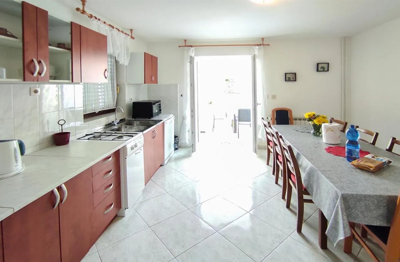 Apartment Meri, Spacious Apartment In A Quiet Location Near The Beach Μεντουλίν