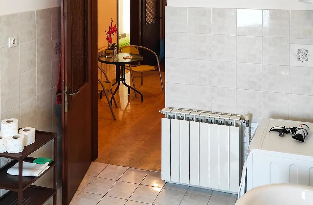 Apartment Meri, Spacious Apartment In A Quiet Location Near The Beach Μεντουλίν