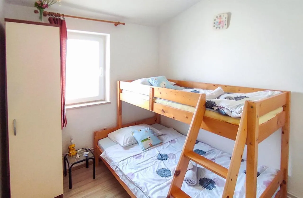 Apartment Meri, Spacious Apartment In A Quiet Location Near The Beach Μεντουλίν