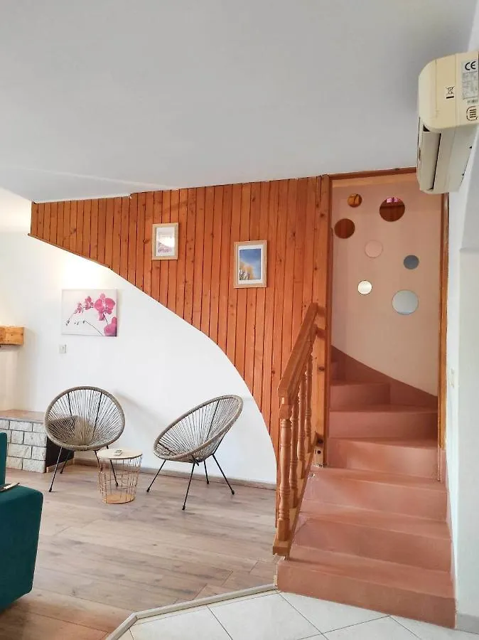 Apartment Meri, Spacious Apartment In A Quiet Location Near The Beach Μεντουλίν