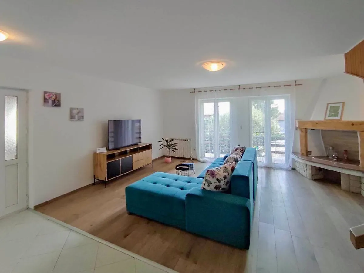 Apartment Meri, Spacious Apartment In A Quiet Location Near The Beach Medulin